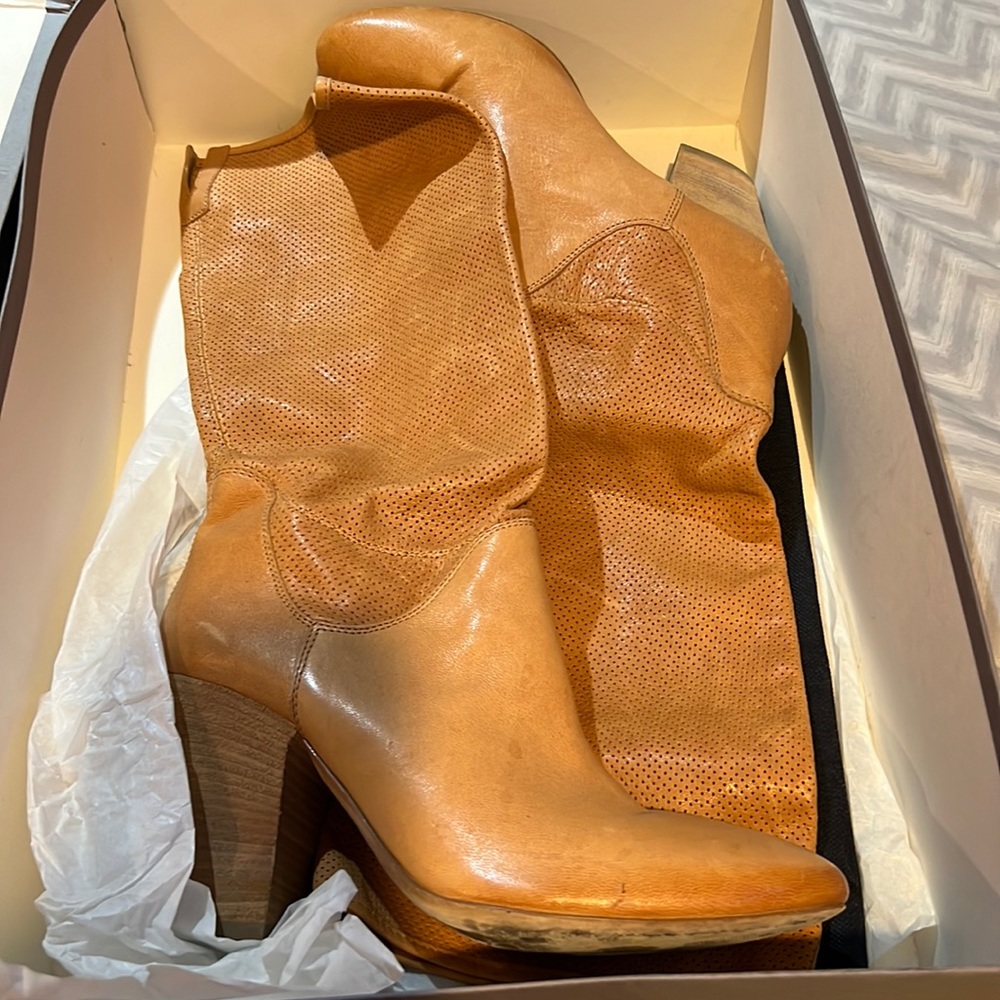 VIE- made in Italy tall brown boots